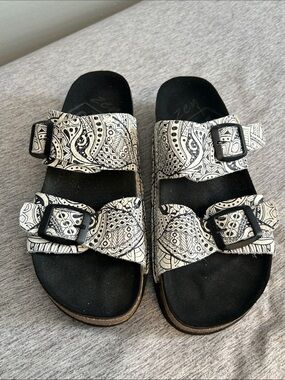 Onfoot Zen 
Black and White Patterned Double-Buckle Women’s Sandals